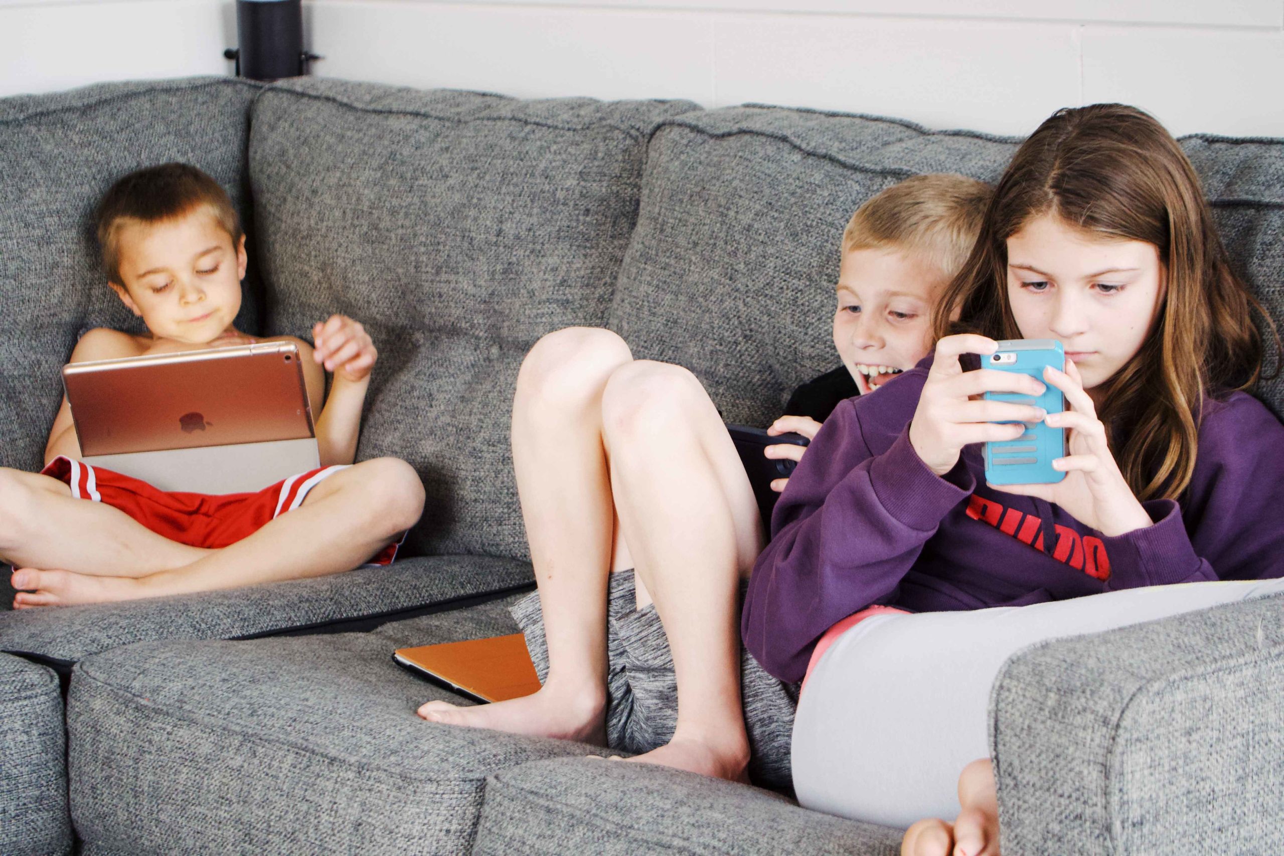 Niños con dispositivos digitales