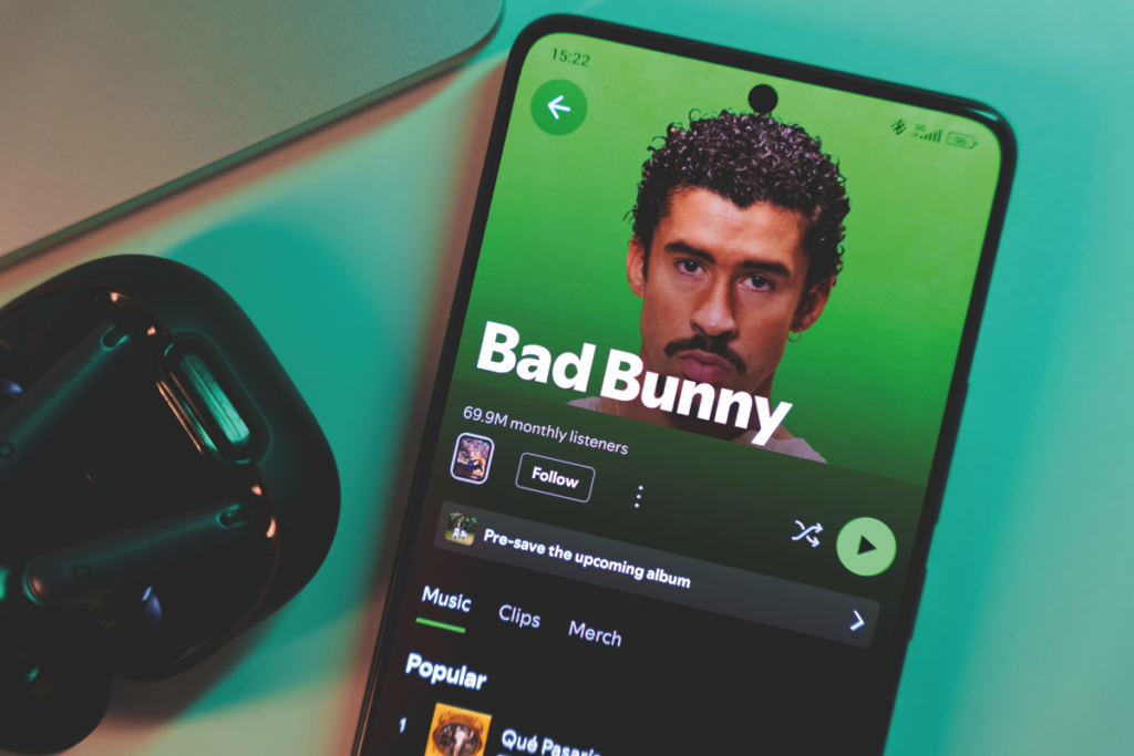 HACE UNAS SEMANAS SALIÓ EL ÚLTIMO DISCO DE BAD BUNNY Y, CON ÉL, SE REABRIÓ UN VIE JO DEBATE QUE NO SE ACABA NUNCA ENTRE LOS CÍRCULOS DE PENSAMIENTO PROGRESISTA: la tensión entre usar el lenguaje de las mayorías para que cale nuestro mensaje y proteger nuestras ideas de los productos y fagocitaciones del capital, que ya sabemos que aprovecha todo para vender más, (lo hemos visto con el feminismo y con el orgullo LGTBIQ+).