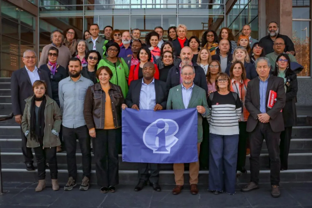 DOS DÍAS ANTES DE QUE ARRANCARA OFICIALMENTE LA CUMBRE MUNDIAL SOBRE DOCENTES EN SANTIAGO DE CHILE, celebrada los días 28 y 29 de agosto, la delegación de la Internacional de la Educación (IE), entre la que se encontraba la Federación de Enseñanza de CCOO (FECCOO), ya trabajaba intensamente en la capital chilena.