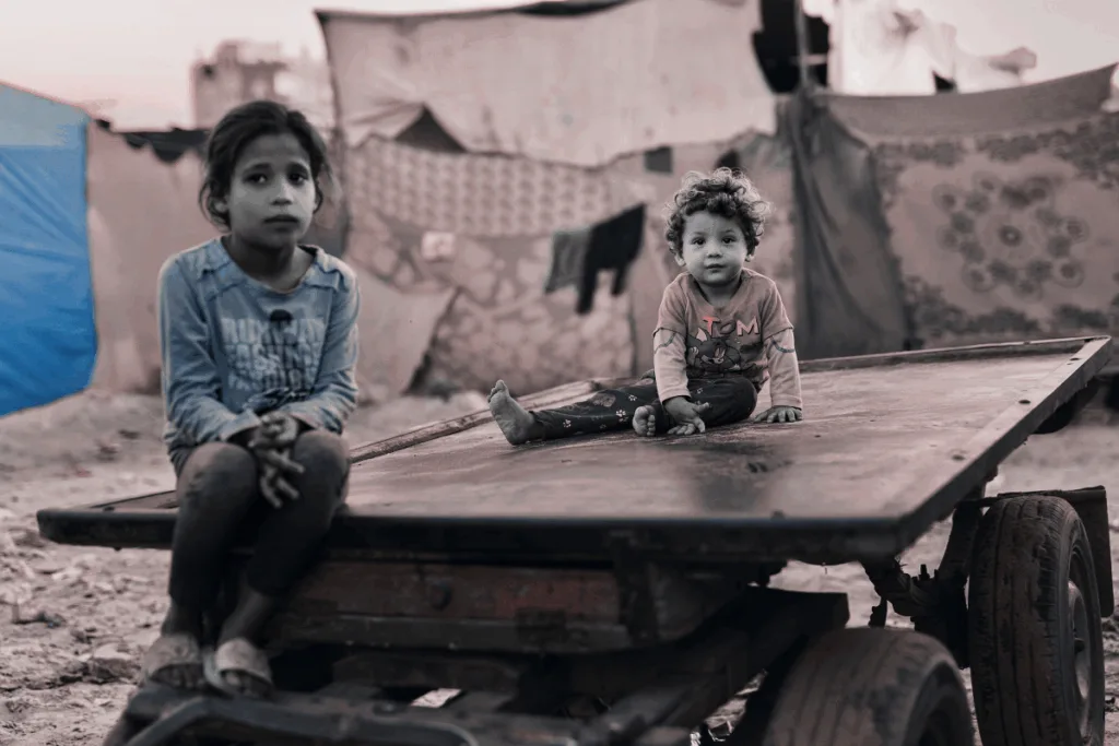 En 1979, el músico argentino, León Gieco, escribió la canción “Solo le pido a Dios”, la cual contiene uno de los versos de mayor necesidad en los tiempos que corren: “que la guerra no me sea indiferente”. Tiempo después, voces destacadas como las de Mercedes Sosa, Ana Belén o Antonio Flores versionaron con gran emoción este canto a la esperanza en la humanidad. Estos versos, y también su música, nos han llevado por una senda donde el sufrimiento ya no nos es indiferente.