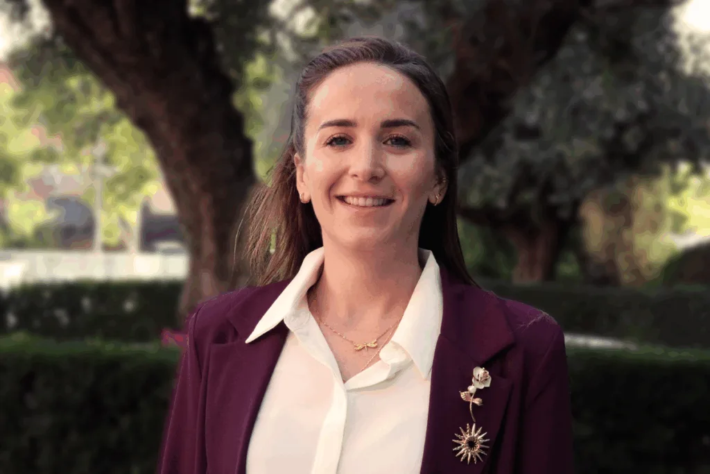 UNA IDEA ERRÓNEA BASTANTE COMÚN ES PENSAR QUE LAS PERSONAS JÓVENES NO SIENTEN INTERÉS POR LA LABOR SINDICAL. Pero María, como muchas otras y otros, transmite vocación, compromiso y entrega en cada una de sus palabras. Ha sido maestra y voluntaria, dos experiencias que, sumadas a la disciplina aportada por su faceta deportiva, le han permitido ampliar su visión sobre la labor docente y la necesidad de contar con el apoyo de una organización sindical para transformar la educación.