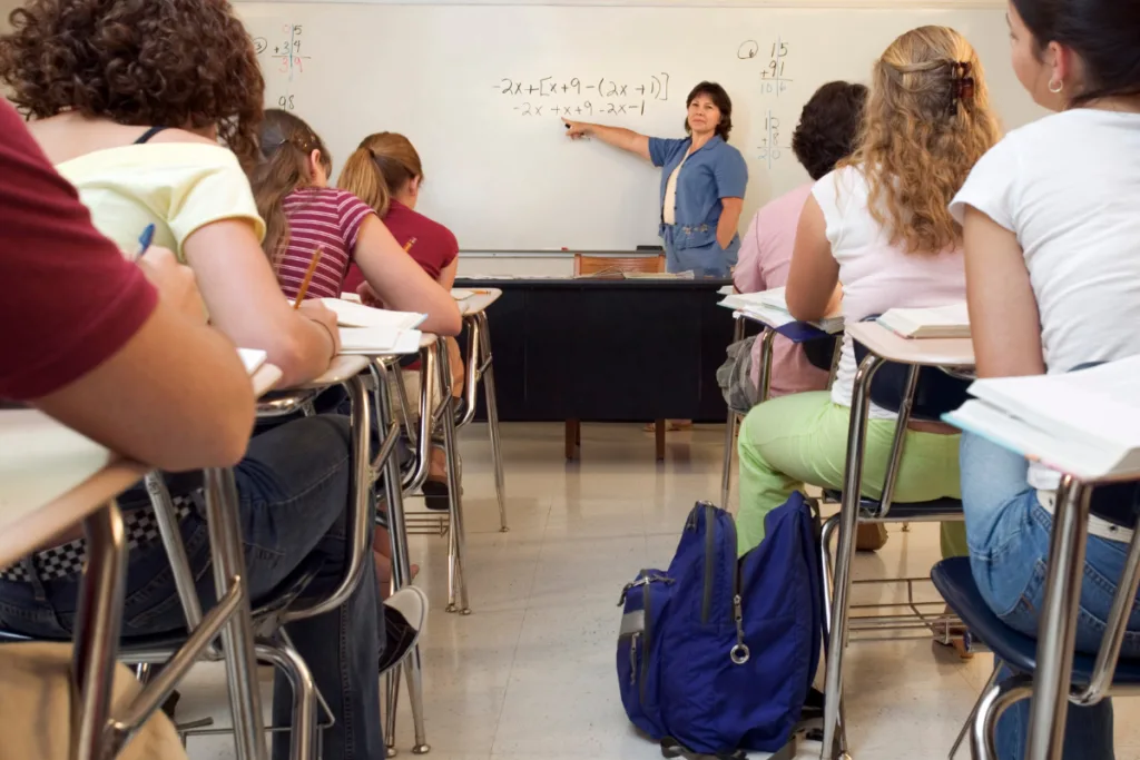 EN EL MOMENTO DE ESCRIBIR ESTE ARTÍCULO, LAS EMPLEADAS Y EMPLEADOS PÚBLICOS son los únicos trabajadores/as de este país con el salario congelado.