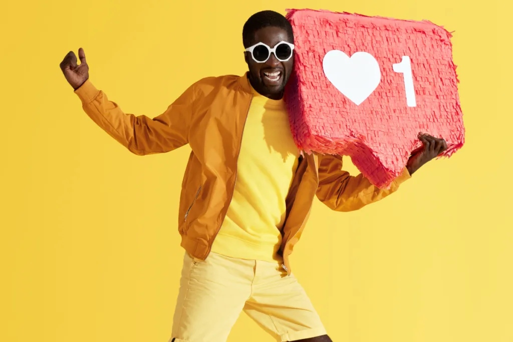 SI VIAJAS EN TRANSPORTE PÚBLICO TE DARÁS CUENTA QUE UN GRAN PORCENTAJE DE PERSONAS APROVECHAN PARA CENTRAR LA MIRADA EN LO QUE PASA A SU ALREDEDOR, pero no ojeando de un lado a otro, sino a través de las redes sociales.