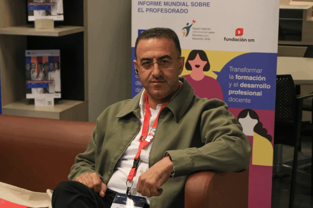 MIENTRAS EL MUNDO OBSERVA CON HORROR LA CATÁSTROFE HUMANITARIA EN GAZA Y LA OCUPACIÓN SE ENDURECE EN CISJORDANIA, muchas voces de educadores palestinos no llegan a escucharse. Maestras, maestros y docentes están luchando para que las aulas funcionen, mientras ven el colapso físico y psicológico de toda una generación. Hoy hablamos con Saed Erziqat para que nos cuente cómo se vive la educación en Palestina bajo ocupación.