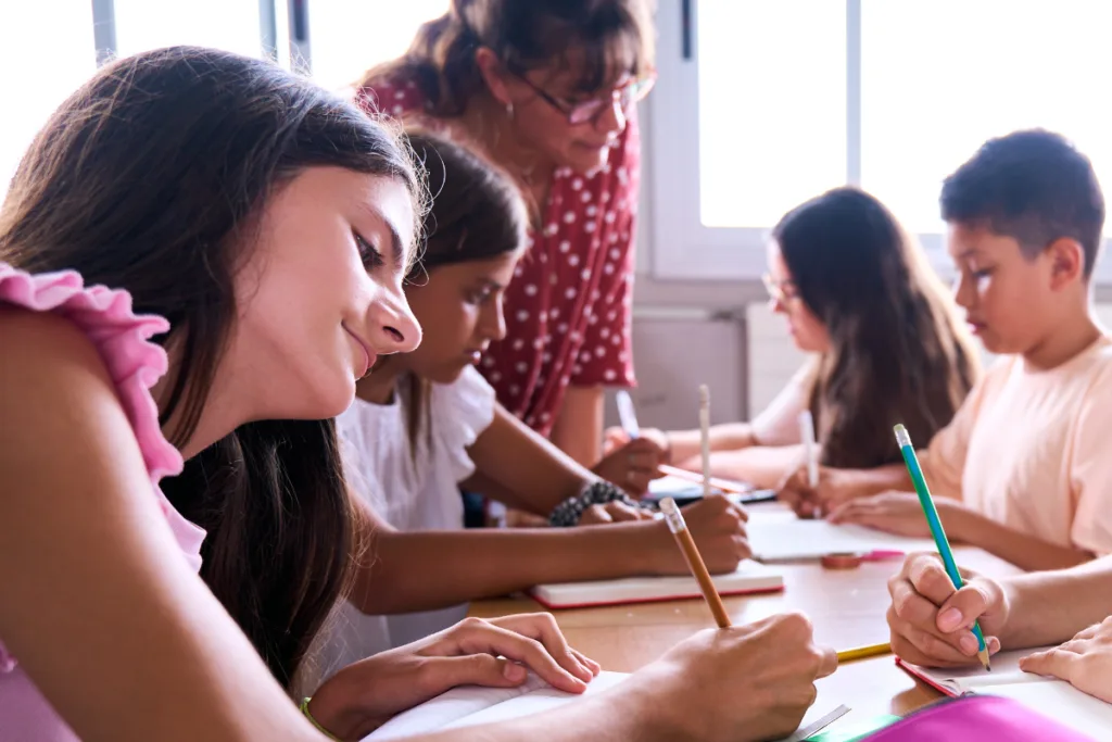 EN EL BARRIO OBRERO DEL BON PASTOR DE BARCELONA SE HALLA UN MODESTO CENTRO EDUCATIVO: Institut Escola El Til.ler, el único público de la zona con oferta educativa desde los 3 años hasta 4° de la ESO.