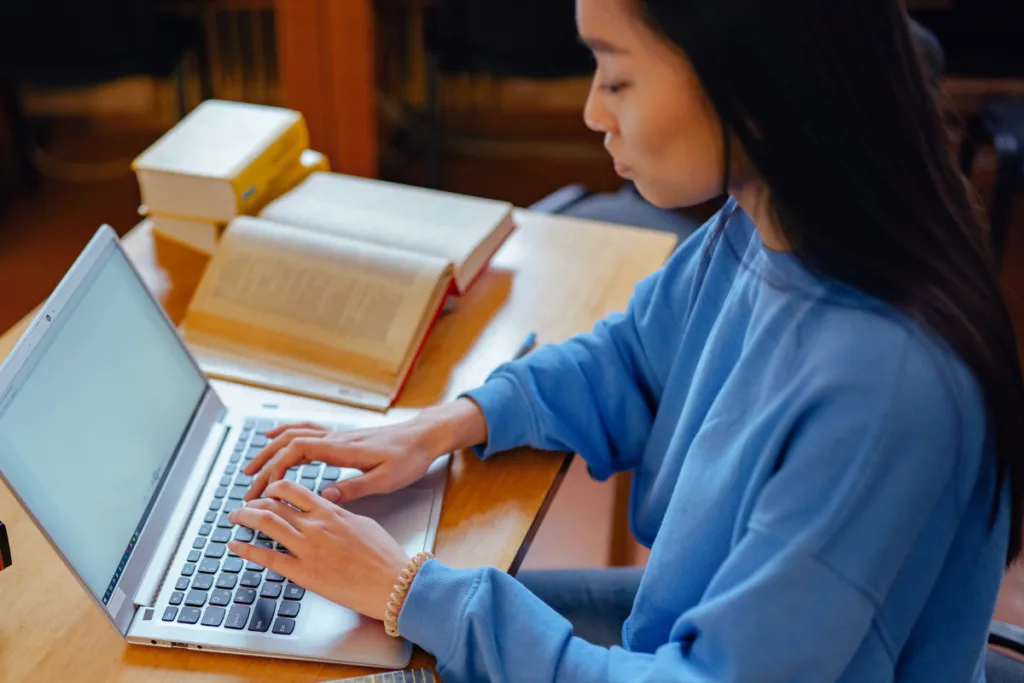 EL DECRETO 1086/1989 SOBRE RETRIBUCIONES DEL PROFESORADO UNIVERSITARIO planteaba un enfoque esencialmente salarial de la evaluación, con la idea de una mejora a través de unos complementos sobre la actividad docente e investigadora, centrados más en la cuantificación de determinados parámetros que en la propia actividad. Esta estructura llega hasta hoy.