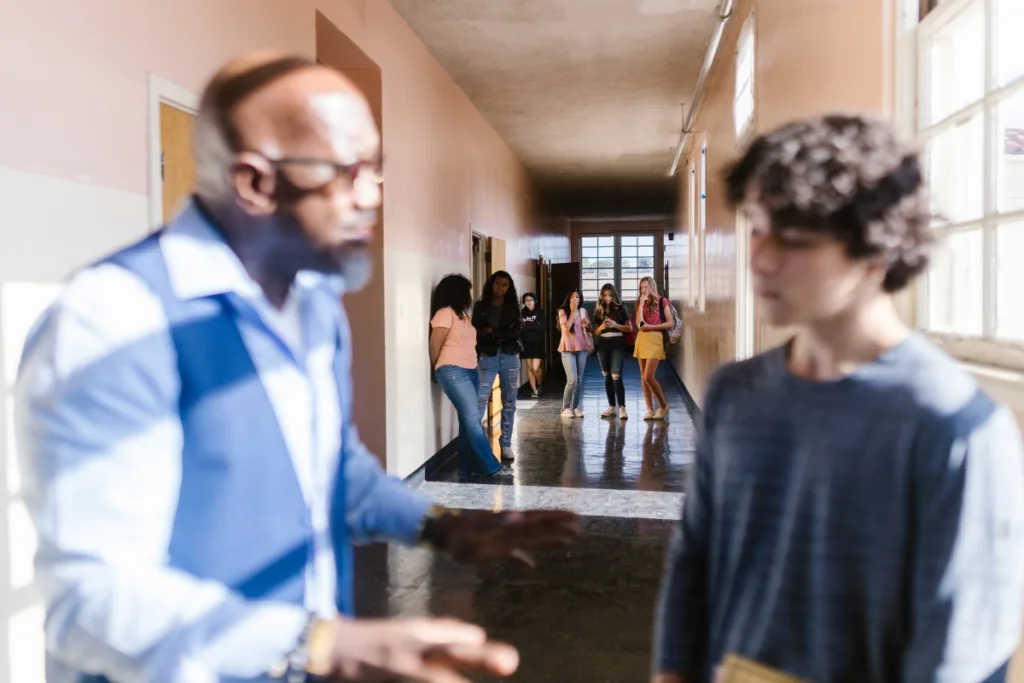 LAS AULAS NO SON MUNDOS APARTE, SINO QUE SON EL ESPEJO DE UNA SOCIEDAD QUE TODAVÍA ARRASTRA PROFUNDAS HERIDAS DE DESIGUALDAD, y luchar contra el acoso escolar es, ante todo, hacerlo por la justicia social y por la equidad.
