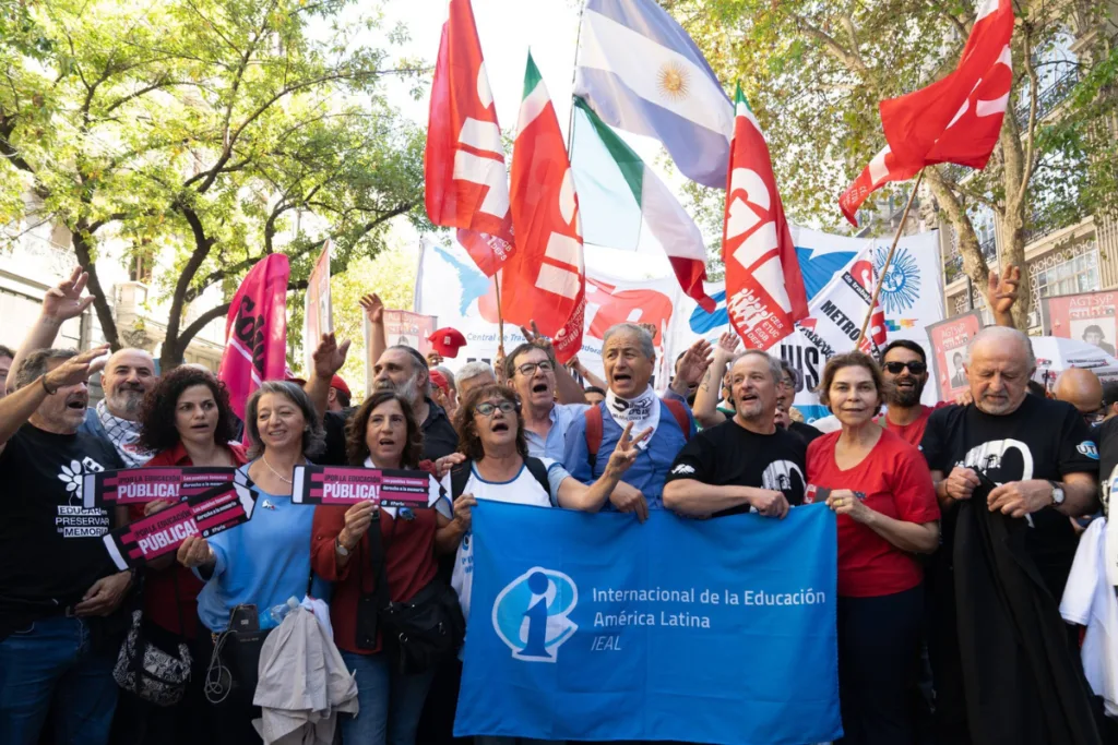 PARTICIPAR COMO REPRESENTANTE DE FECCOO EN LOS ACTOS DEL 50º ANIVERSARIO DEL GOLPE DE ESTADO EN ARGENTINA HA SIDO UNA EXPERIENCIA PROFUNDAMENTE CONMOVEDORA Y PEDAGÓGICA. Estos días no han sido solo conmemoración, sino un recorrido vivo por la memoria, la justicia y la resistencia del pueblo argentino.