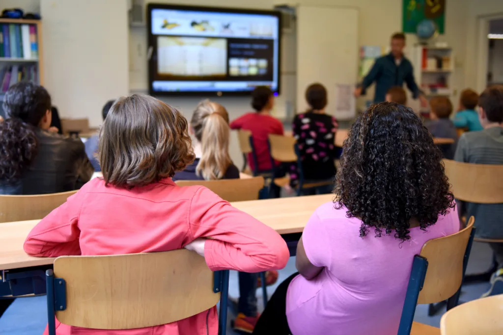 LA EDUCACIÓN PÚBLICA NO AVANZA POR INERCIA. Cada mejora conquistada en los centros educativos tiene detrás años de movilización, negociación y presión sindical.